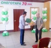 Скрыников И.С. награждает Почетной грамотой оператора Лукьянова Н.И.