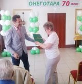 Скрыников И.С. награждает Почетной грамотой картонажника Малькову Н.А