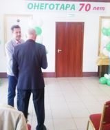 Скрыников И.С награждает старейшего сотрудника предприятия Носова В.В.